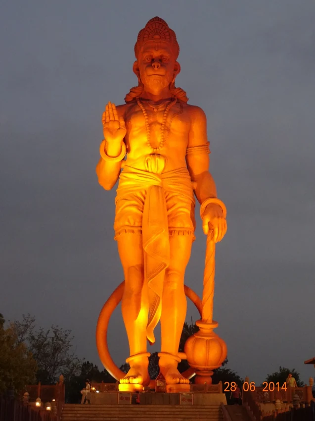 हनुमान जी के गुण - Hanuman statue at Chhatarpur, Delhi.