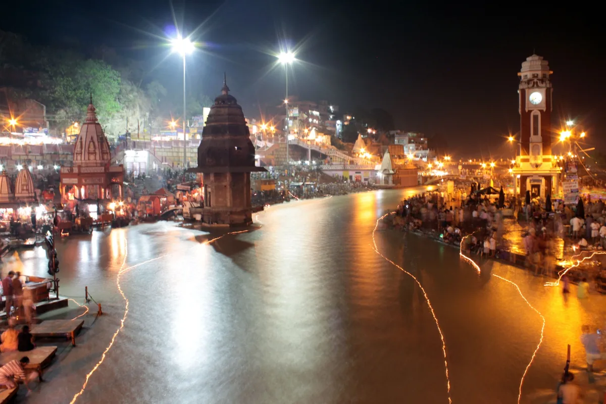 हरिद्वार अर्ध कुंभ 2027 - Har Ki Pauri at night. Archive photograph, not a photograph of the 2027 event.